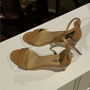 Used condition, still a lot of life left. Size women’s 7. Brand is ZriEy.